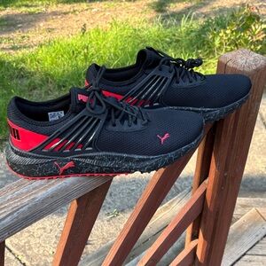 Puma Men's Black and Red Swim Sneakers size 13